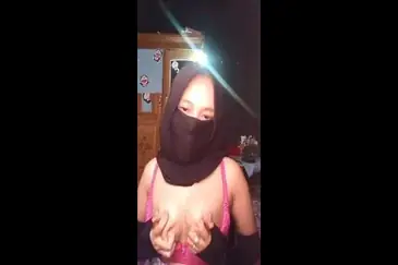 Ukhti Hijab Hitam Cantik Pasrah Goyang Kasur